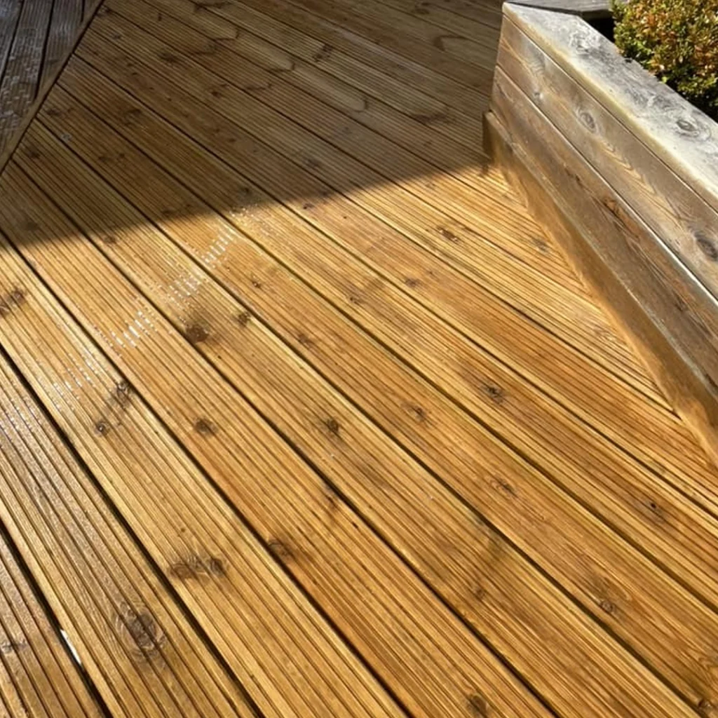 Deck Cleaning in Dundee